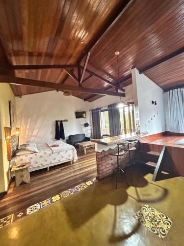 a bedroom with a bed and a desk in a room at Chalés Lavras de Minas - Canadá in Lavras Novas