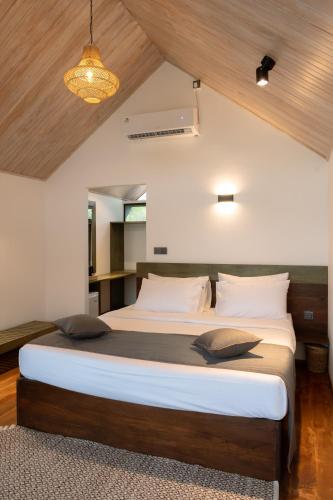 a bedroom with a large bed in a room at VerdEra Wild - Wilpattu in Wilpattu