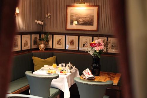 a dining room with a table and a table and chairs at Il Relais in Verona