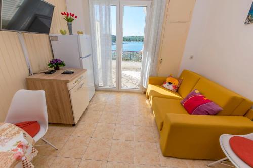 Beachfront Apartments Lozica