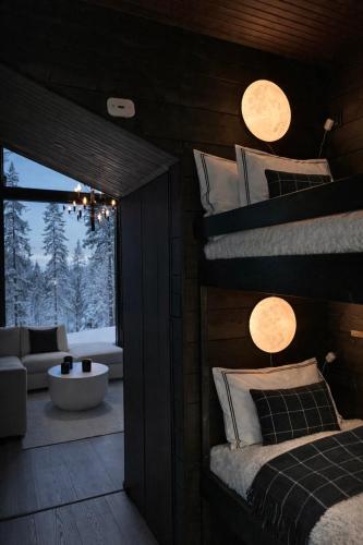 a bedroom with two bunk beds and a tub at Villa Blackreindeer in Kolari