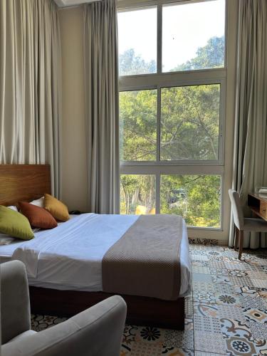 Llit o llits en una habitació de Mar Mkhayel Studios