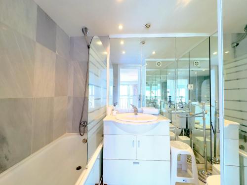 Skol 709 Duplex 1 Bedroom in Skol Marbella with Gibraltar and Sea Views