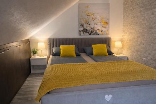 Giường trong phòng chung tại Iva Penthouse