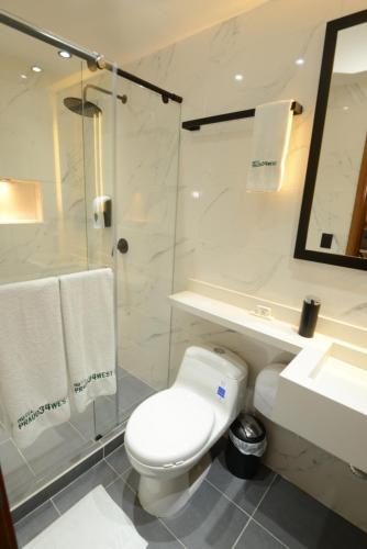 a bathroom with a toilet and a shower and a sink at Hotel Prado 34 West in Bucaramanga