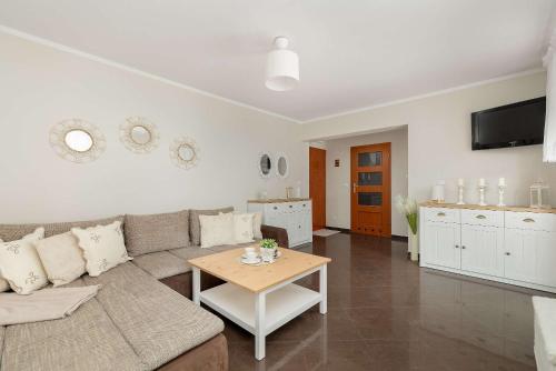 Przytulny Apartament w Centrum Blisko Plaży by Noclegi Renters