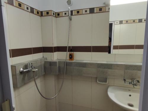 un bagno con doccia e lavandino di El Mar Studios a Keramotí