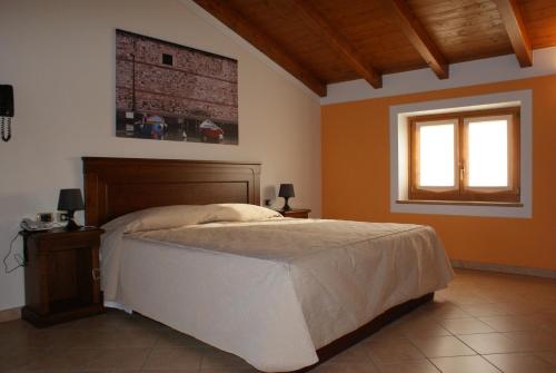 A bed or beds in a room at Relais Corte Pontigliardo
