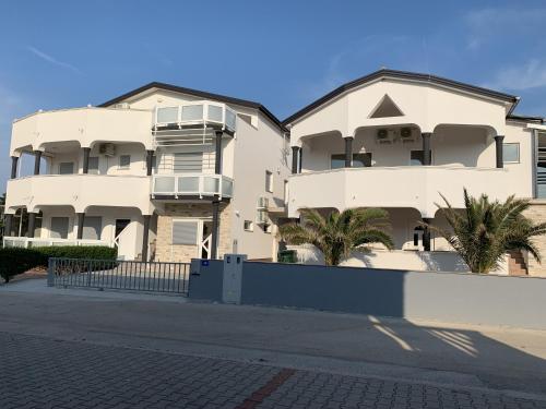 Apartments Vir