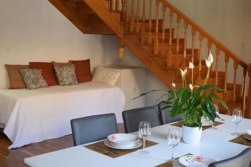 a dining room with a bed and a table with chairs at Apartamento Belmecher in Estella