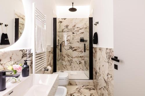 a bathroom with a shower and a toilet and a sink at Piazza del Popolo Boutique GuestHouse in Rome