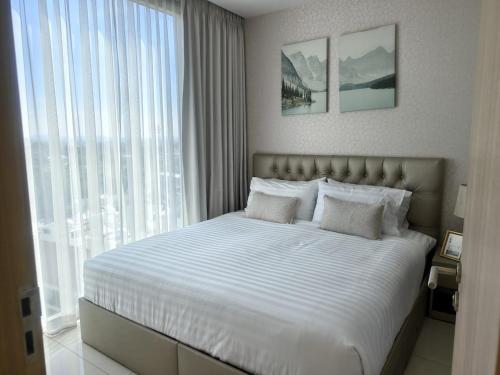 a bedroom with a large bed and a large window at 1 BR 5mins to beach Sea view Riviera Wongamat in North Pattaya