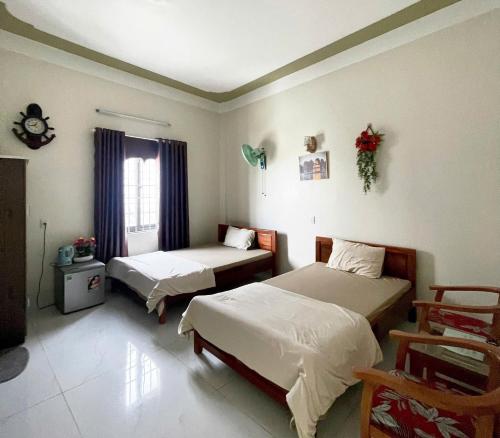 a room with two beds and a window at Khánh Sạn Trang Thư in Ly Son