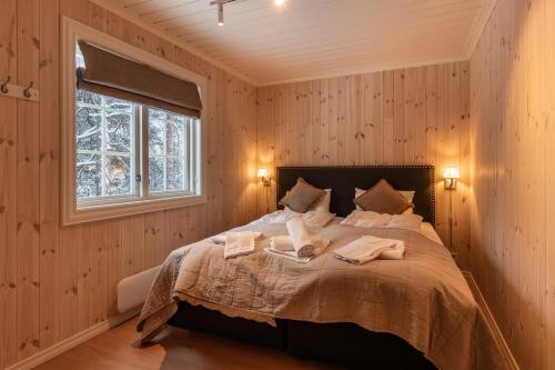 a bedroom with a bed with two towels on it at Cosy and central Apartment in Holo