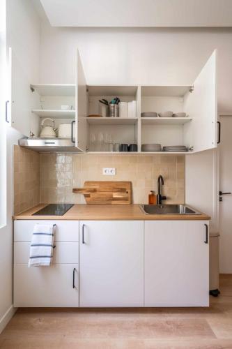 A modern renovated apartment near Metro Line 2