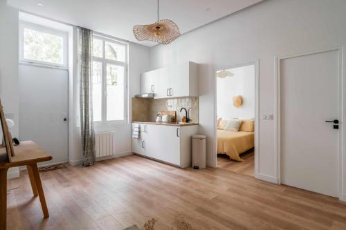 A modern renovated apartment near Metro Line 2