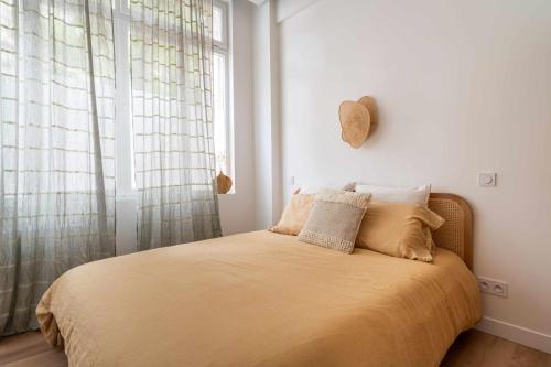 A modern renovated apartment near Metro Line 2