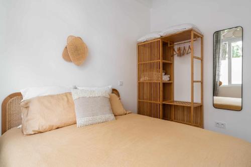 A modern renovated apartment near Metro Line 2