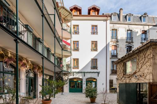a street in front of a white building at Hôtel La Cour du 6 in Annecy