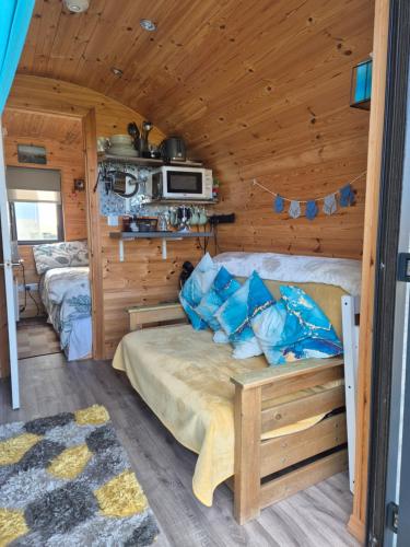 a bedroom with a bed in a log cabin at An Gearasdan in Eoropie