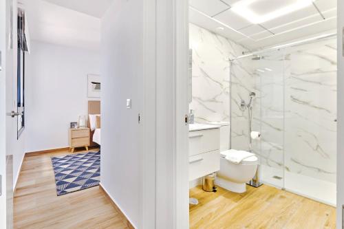 a bathroom with a shower and a toilet at Velapi 23 in Roda