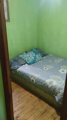 a bed in a corner of a room at Cabaña La Perla in Isla Negra
