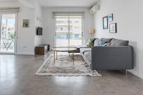 Cosy Bright 2BR Balcony Suite in Central Nicosia