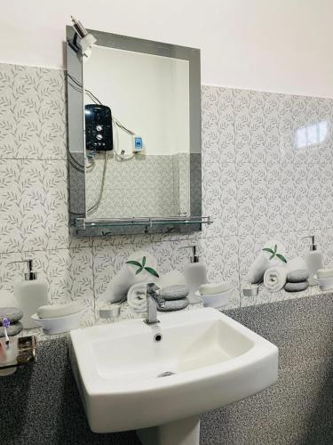 a bathroom with a sink and a mirror at Three D Rooms in Haldummulla
