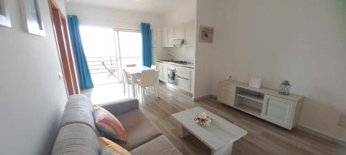 un soggiorno con un divano e un tavolo di Onda do Mar a Sal Rei