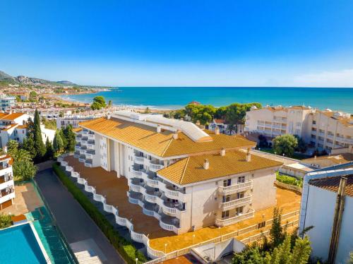 an aerial view of a building and the ocean at Hotel Servigroup Romana in Alcossebre