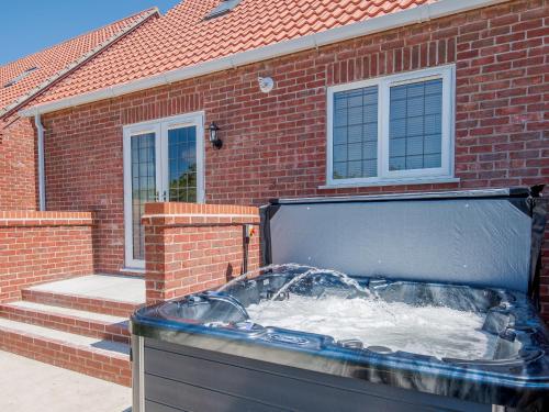 a large tub in front of a brick house at Dawson Park 8 - Uk12667 in Mablethorpe