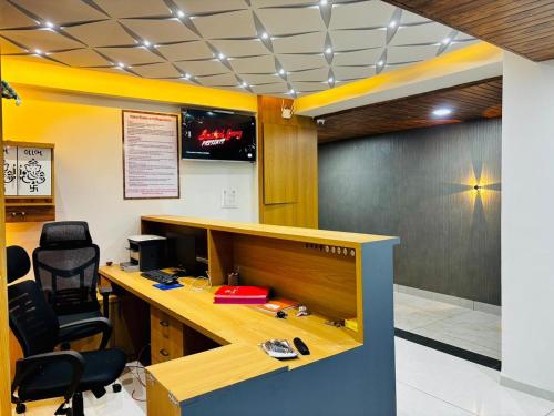 an office cubicle with a desk and a chair at Hotel Hunter in Bārdoli