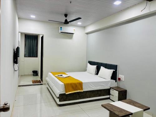 a bedroom with a bed in a room at Hotel Hunter in Bārdoli