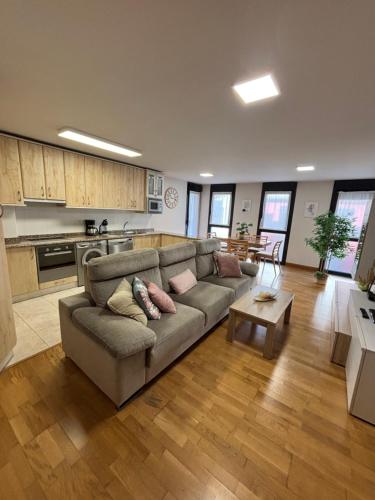 a living room with a couch and a kitchen at Apartamento Baztan Berri in Elizondo