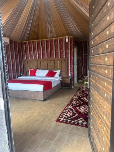 Llit o llits en una habitació de The Red Rock Camp