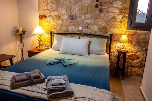 ein Schlafzimmer mit einem Bett, auf dem Handtücher liegen in der Unterkunft Ckamares in Sikéa