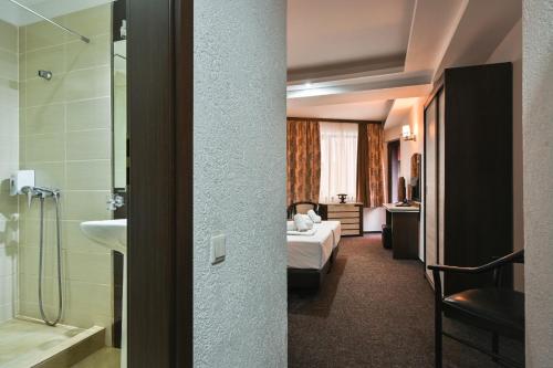 Et badeværelse på Hotel Razvan