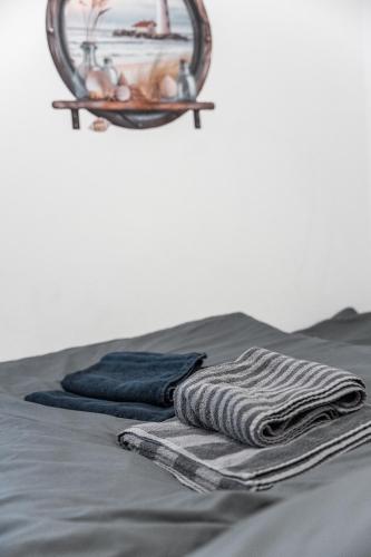 a pile of towels sitting on top of a bed at Top Unterkunft direkt vor Leipzig in Schkeuditz
