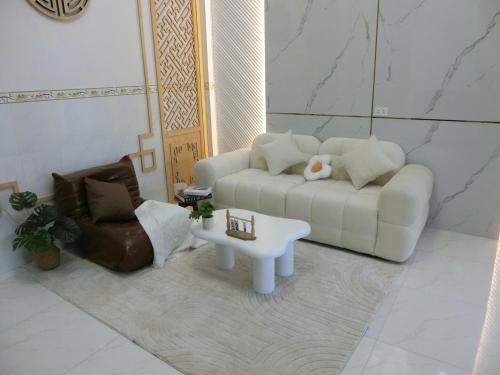 a living room with a couch and a coffee table at Mây homestay Phan Rang in Bắc Sớn