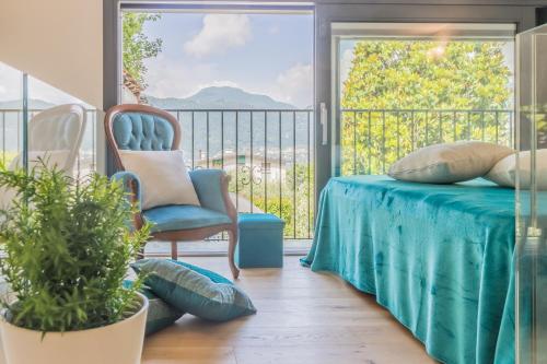 a bedroom with a bed and a balcony at La Casetta di Lillie in Lierna