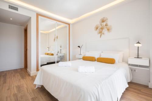 MARBELLA HOME RENTALS - Marina Banus, Puerto Banus, 2BR Renovated, pool & parking