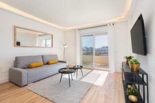 MARBELLA HOME RENTALS - Marina Banus, Puerto Banus, 2BR Renovated, pool & parking