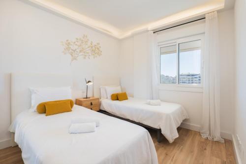 MARBELLA HOME RENTALS - Marina Banus, Puerto Banus, 2BR Modern, parking & pool