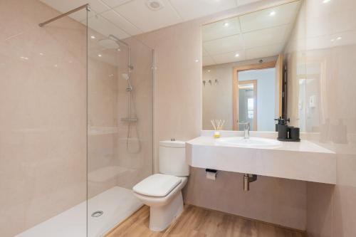 MARBELLA HOME RENTALS - Marina Banus, Puerto Banus, 2BR Modern, parking & pool