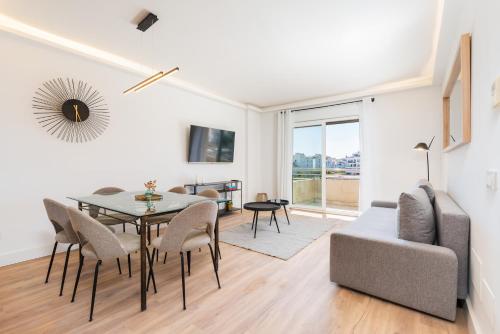 MARBELLA HOME RENTALS - Marina Banus, Puerto Banus, 2BR Modern, parking & pool