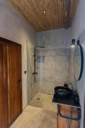 Bathroom sa The Studio by The Writers Patch