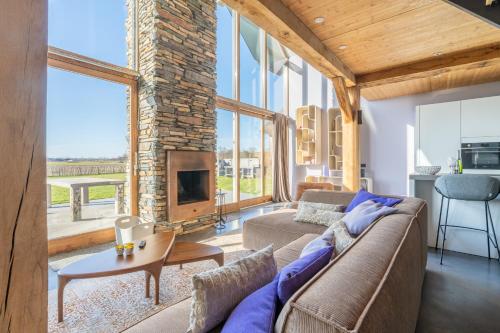 a living room with a couch and a fireplace at Buytenplaats Villa 189 in De Koog