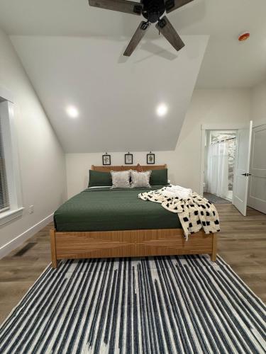 a bedroom with a bed and a ceiling fan at Sandstone Lodge in Stanton
