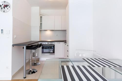 Flexible SelfCheckIns 9 - Zagreb - Garage - Electric vehicle ccharger - Loggia - New - Apartments Repinc 9