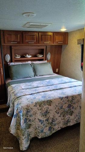 a bedroom with a large bed in a room at Mountain Camper at Howland's Hideout in Sampson